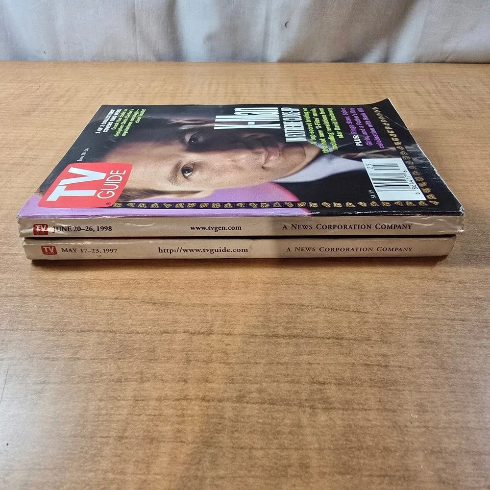TV Guides 1997/1998 X-Files Collector's Foldout Cover  1 of 2 Collectors' Covers